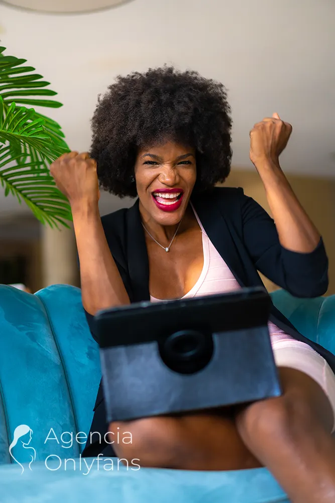 Modelo segura de si misma estableciendo sus reglas en onlyfans