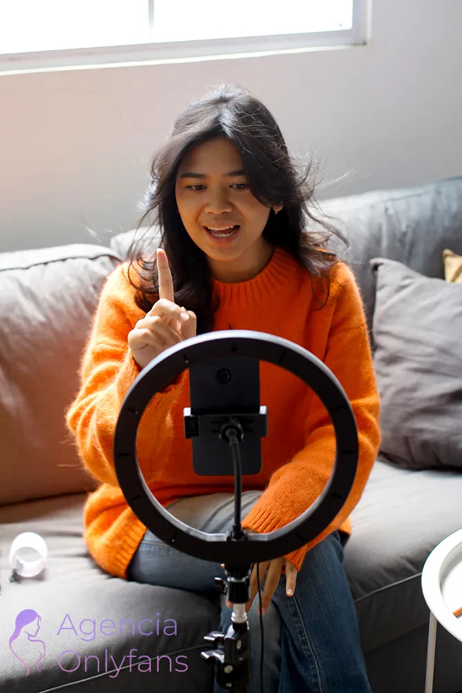 Modelo de onlyfans interactuando en stream con sus seguidores