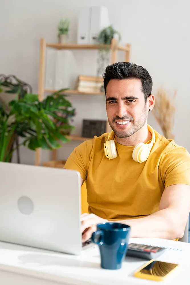 Cliente feliz en una laptop porque está satisfecho con su suscripción.