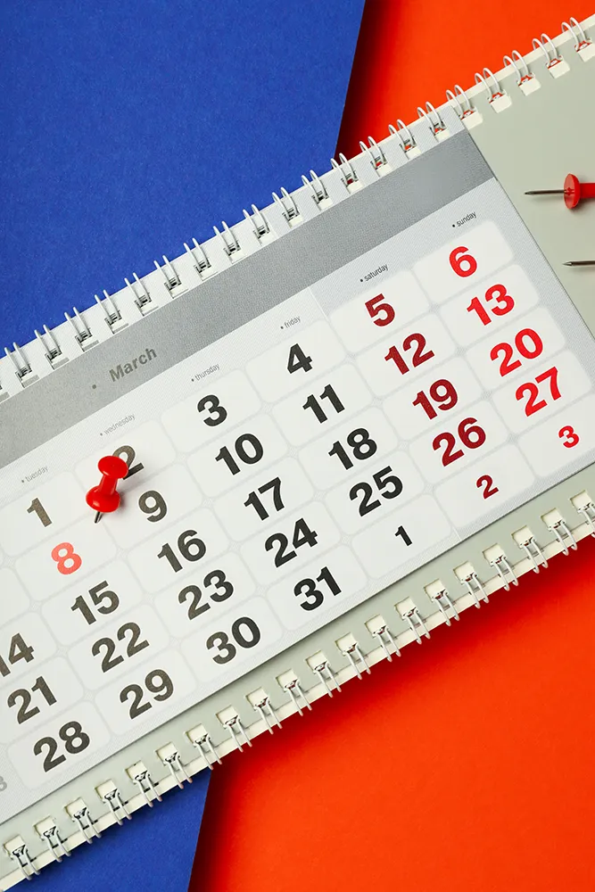 Calendario apuntando el 8 de marzo simbolizando la planificación de contenido